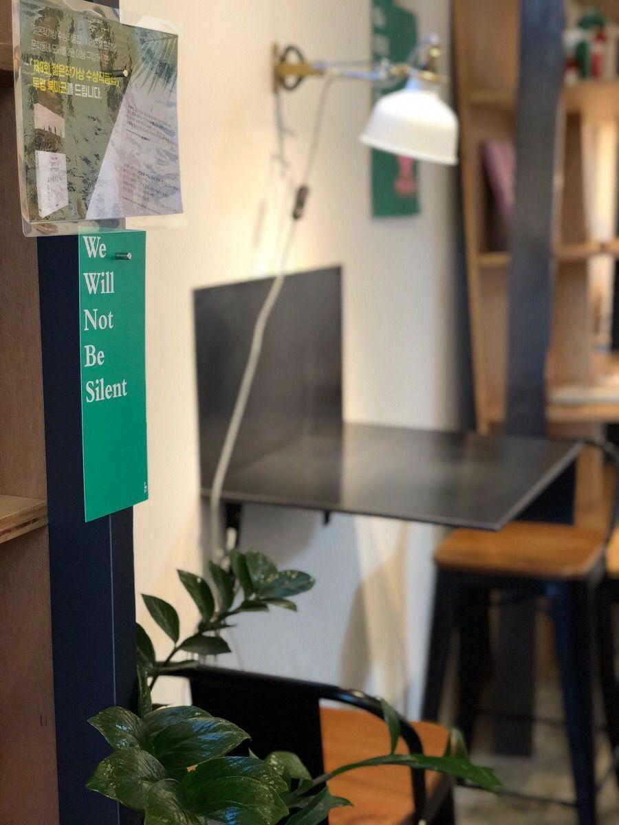 束草完美的日子工作空間角落，強調安靜與專注的學習氛圍。